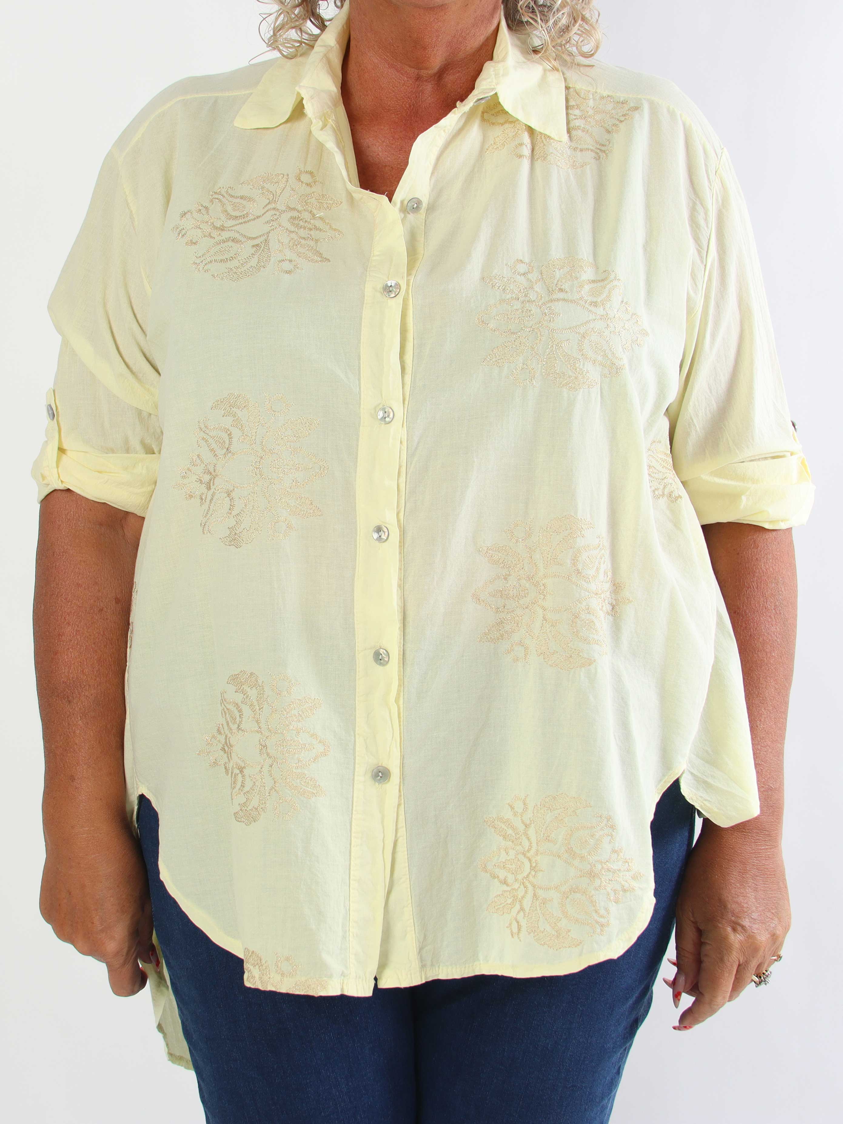 Catherina – Elegant plus size bomullsskjorta med fina, broderade gulddetaljer